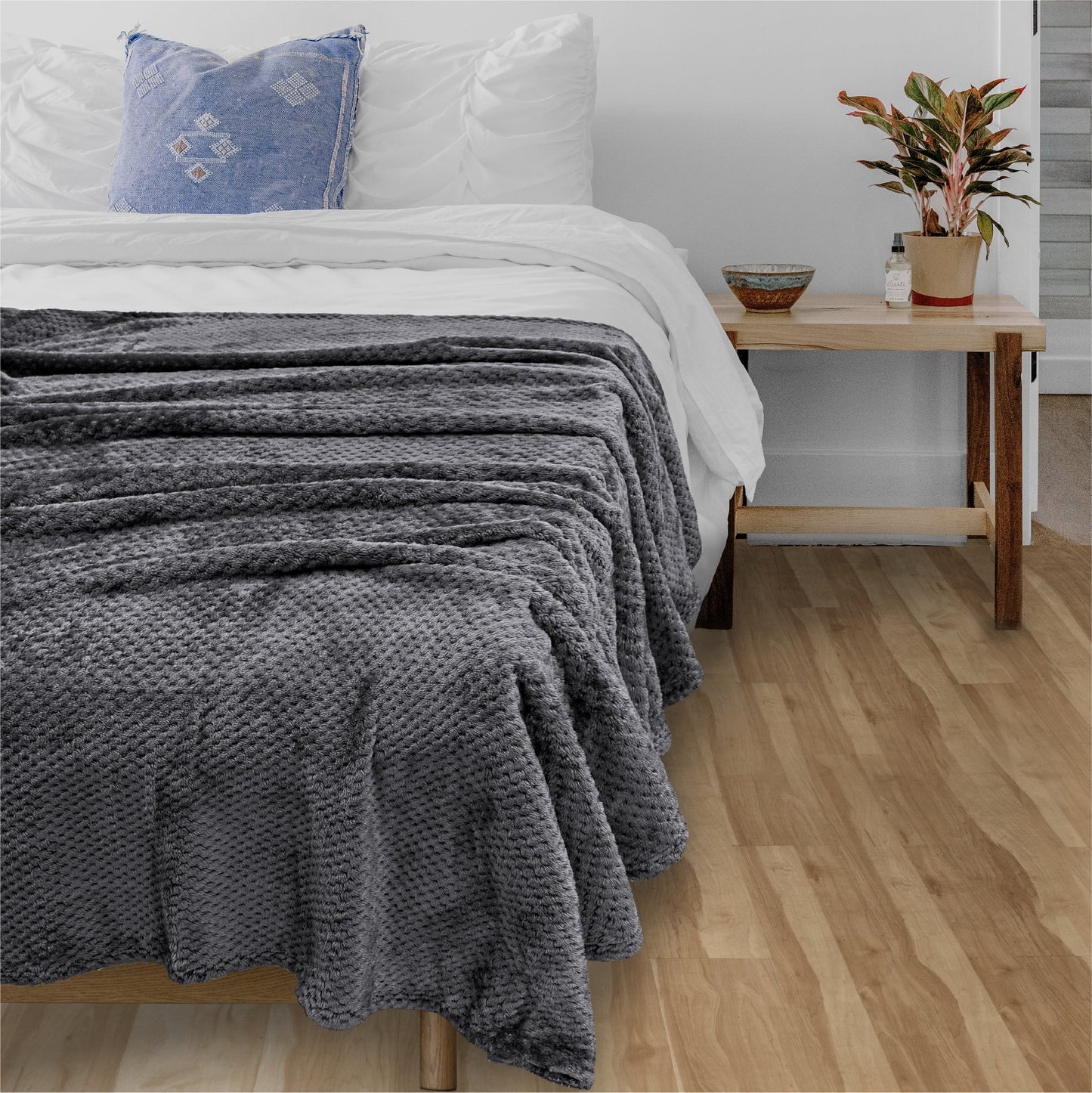 PAVILIA Waffle Fleece Throw Blanket for Couch Bed Dark Gray, Super Soft Fuzzy Cozy Blanket Sofa, Plush Warm Cute Decorative Home Decor Throw, Lightweight All Season, Charcoal Dark Grey, 50x60